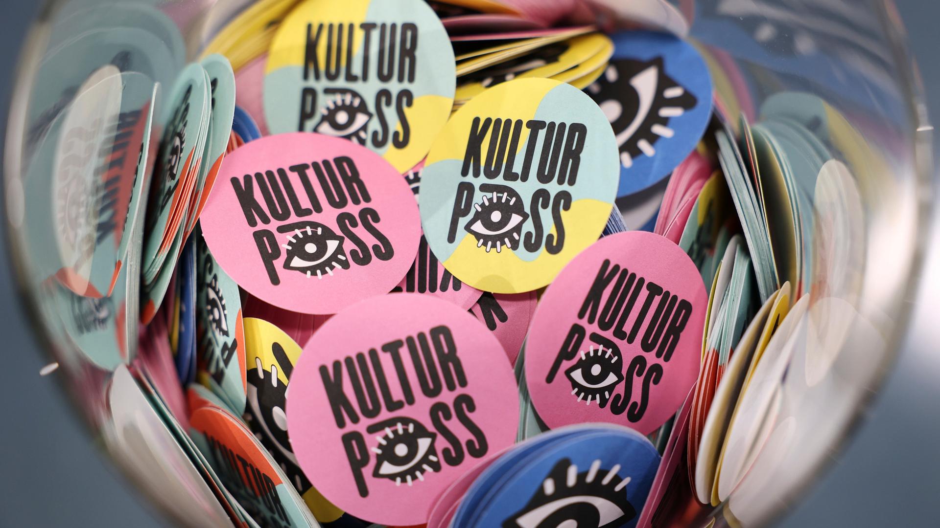 Aufkleber mit dem Logo vom "KulturPass" und der gleichlautenden Aufschrift in einem runden Glas.
