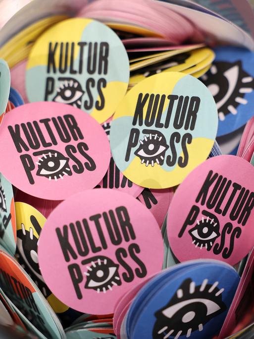 Aufkleber mit dem Logo vom "KulturPass" und der gleichlautenden Aufschrift in einem runden Glas. (Q