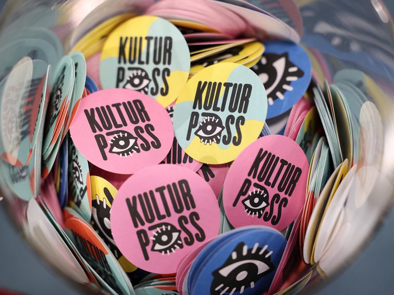 Aufkleber mit dem Logo vom "KulturPass" und der gleichlautenden Aufschrift in einem runden Glas. (Q