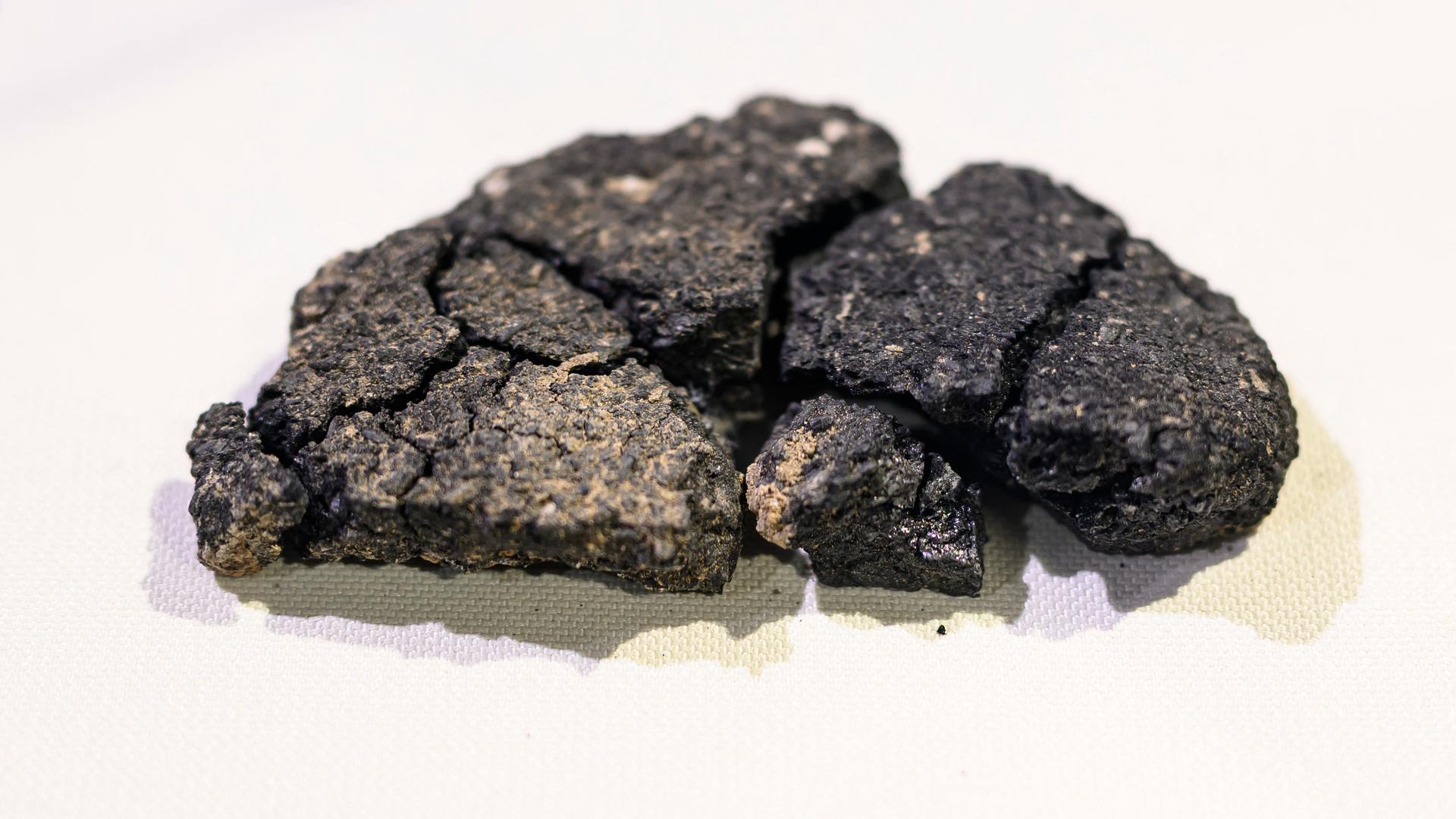 Dieses Foto zeigt Kulluoba-Brot, ein 5.000 Jahre altes Brot, das bei einer archäologischen Ausgrabung in der Provinz Eskisehir in der Zentraltürkei gefunden wurde. Dieses Foto zeigt Kulluoba-Brot, ein 5.000 Jahre altes Brot, das bei einer archäologischen Ausgrabung in der Provinz Eskisehir in der Zentraltürkei gefunden wurde.