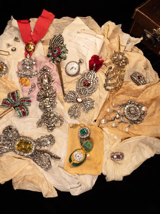 Wieder aufgetauchte Schmuckstücke der Familie Habsburg (undatierte Aufnahme).