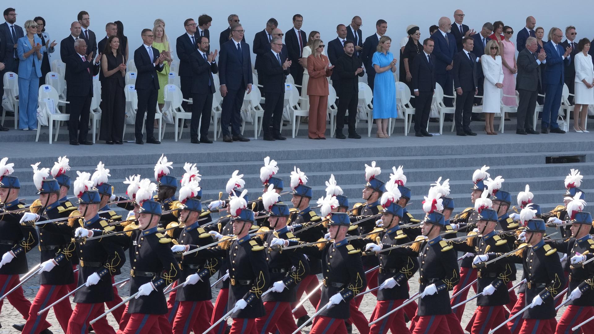 Paris: Französische Soldaten marschieren während der Militärparade zum französischen Nationalfeiertag auf den Champs-Élysées an den Ehrengästen vorbei. Paris: Französische Soldaten marschieren während der Militärparade zum französischen Nationalfeiertag auf den Champs-Élysées an den Ehrengästen vorbei.