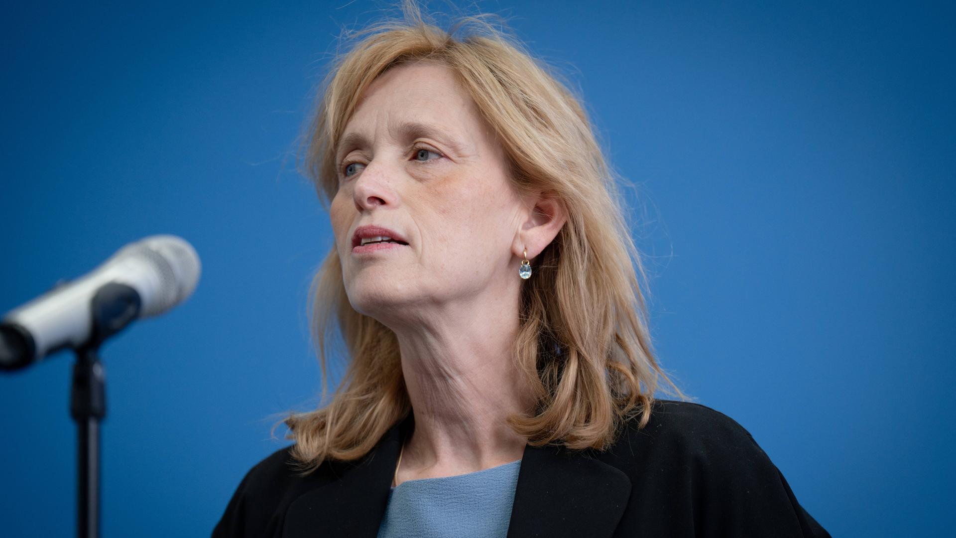 Karin Prien (CDU), Ministerin für Bildung, Familie, Senioren, Frauen und Jugend, am 2. Juli 2025 bei einer Pressekonferenz in Berlin