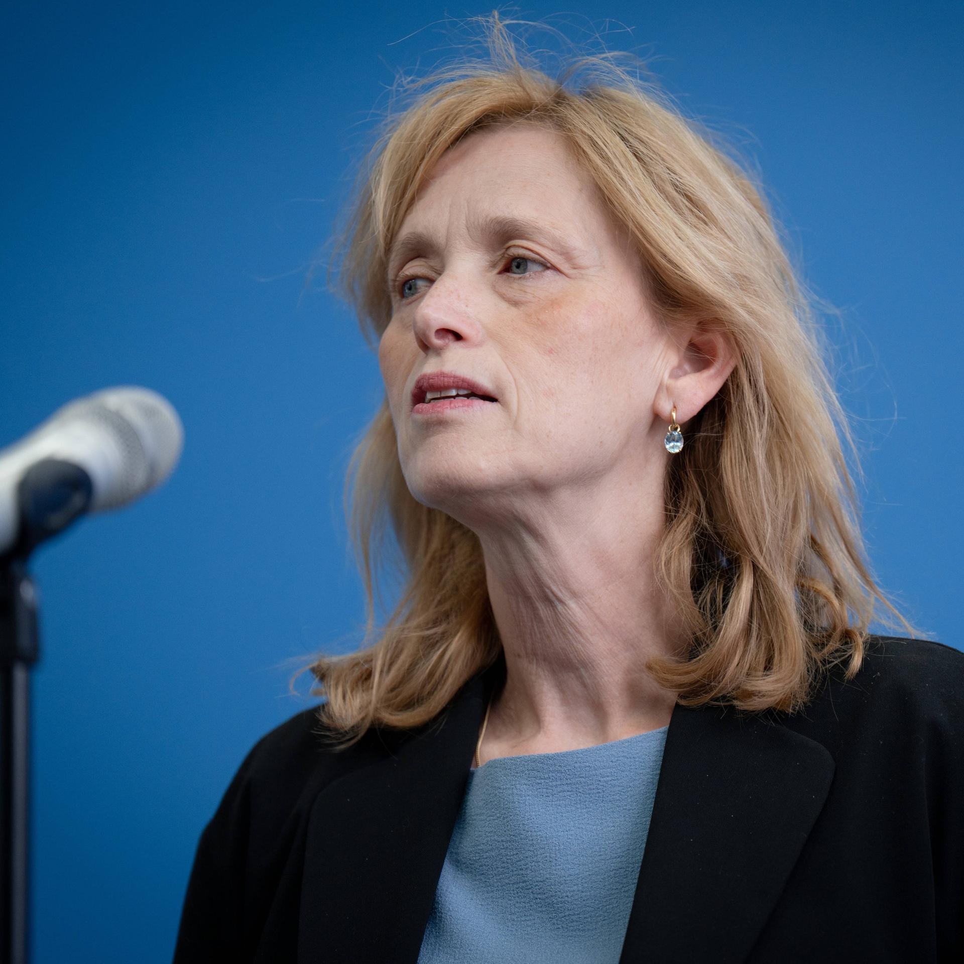 Karin Prien (CDU), Ministerin für Bildung, Familie, Senioren, Frauen und Jugend, am 2. Juli 2025 bei einer Pressekonferenz in Berlin