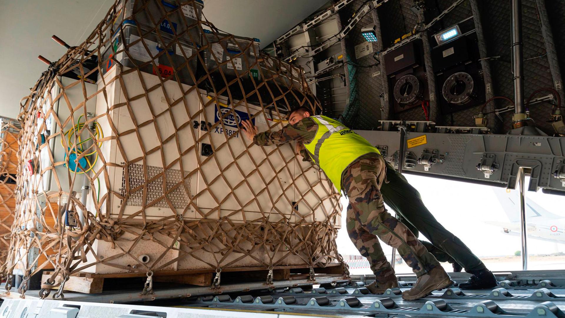 Frankreich, Istres: Auf diesem von der französischen Armee zur Verfügung gestellten Foto beladen Soldaten auf dem Militärstützpunkt Istres in Südfrankreich ein Frachtflugzeug mit Hilfsgütern für Libyen.