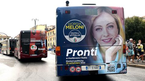 Ein Bus mit dem Konterfei Giorgia Melonis auf der Rückseite fährt über die Straßen Roms.
