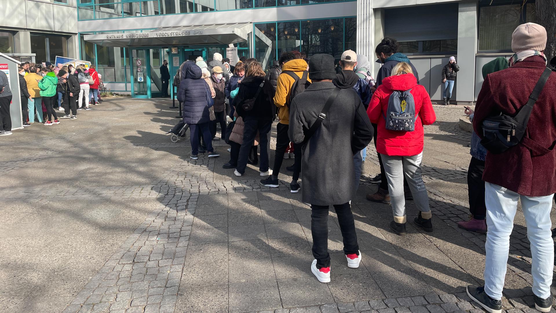 Dicht an dicht stehen Flüchtlinge aus der Ukraine vor dem Bezirksamt Friedrichshain-Kreuzberg, um sich dort registrieren zu lassen.