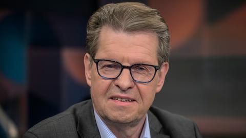 Der SPD-Politiker Ralf Stegner blickt in die Kamera