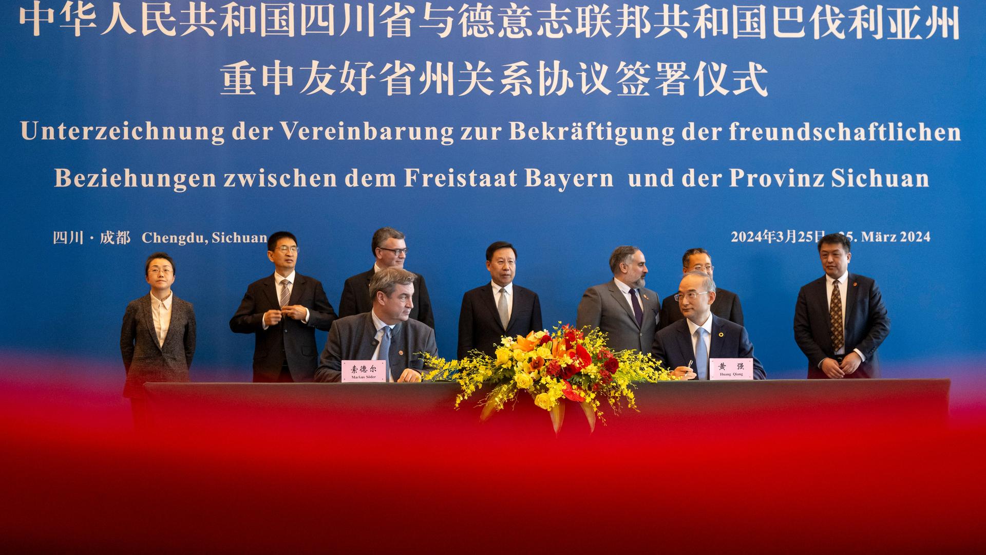 Markus Söder, (l, CSU) Ministerpräsident von Bayern, und der Gouverneur der Provinz Sichuan, Huang Qiang (r) unterzeichnen eine Vereinbarung zur Bekräftigung der freundschaftlichen Beziehungen zwischen dem Freistaat Bayern und der Provinz Sichuan. Söder bereist bis zum 28.03.2024 die Volksrepublik China. Markus Söder, (l, CSU) Ministerpräsident von Bayern, und der Gouverneur der Provinz Sichuan, Huang Qiang (r) unterzeichnen eine Vereinbarung zur Bekräftigung der freundschaftlichen Beziehungen zwischen dem Freistaat Bayern und der Provinz Sichuan. Söder bereist bis zum 28.03.2024 die Volksrepublik China.