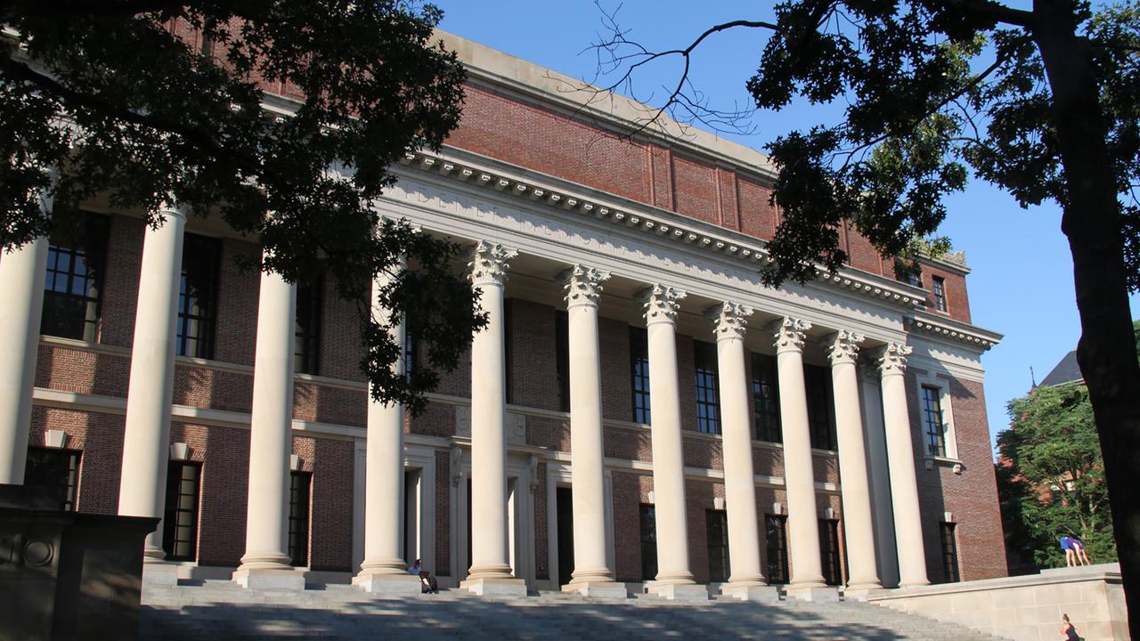 Blick auf das Ziegelgebäude mit einer weißen Säulenreihe.