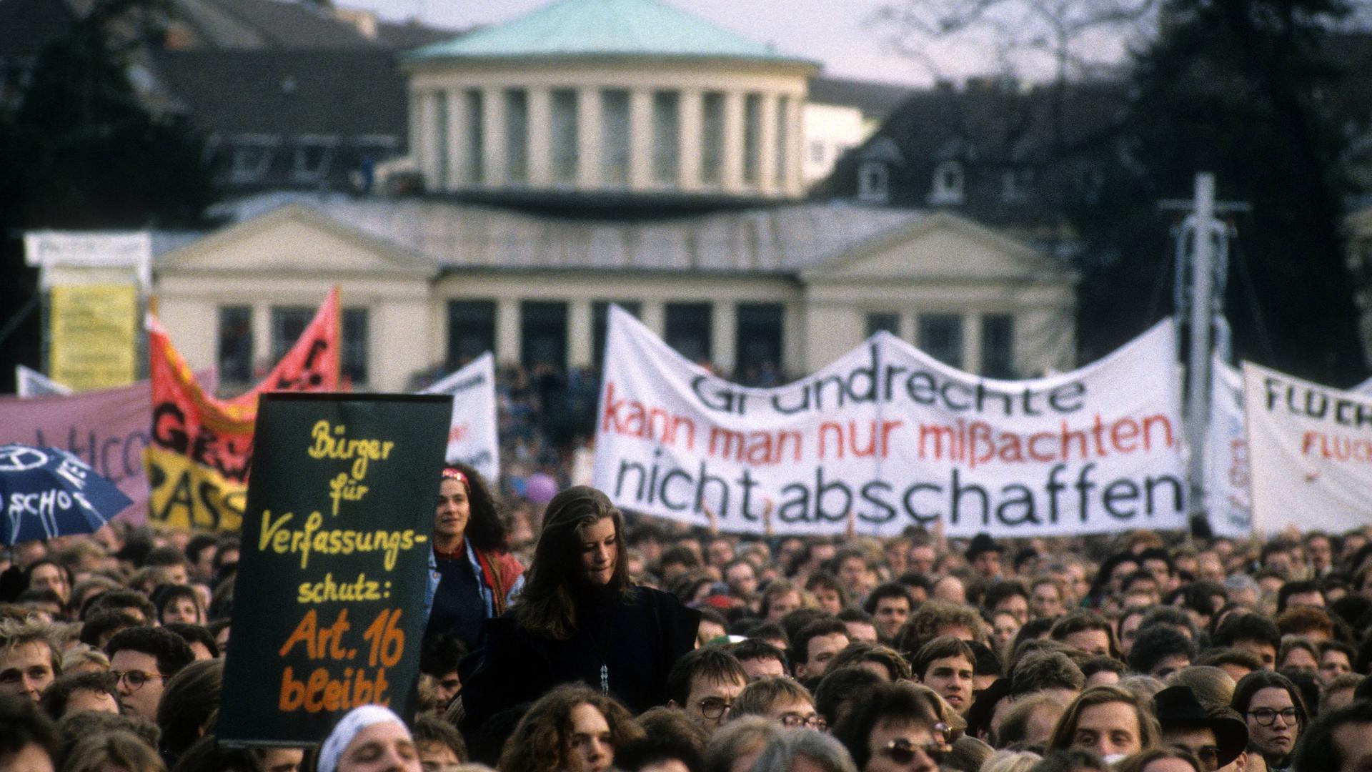 Eine Demo, die sich gegen den sogenannten Asylkompromiss richtet, das heißt, gegen die Neuregelung des Asylrechts im jahr 1993.
