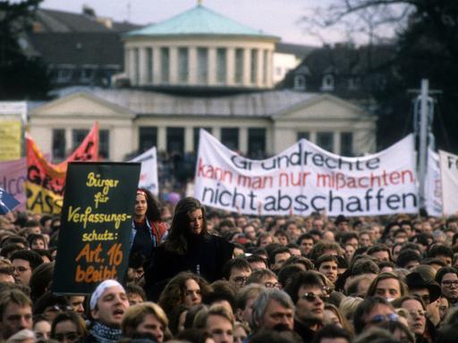 Eine Demo, die sich gegen den sogenannten Asylkompromiss richtet, das heißt, gegen die Neuregelung des Asylrechts im jahr 1993.