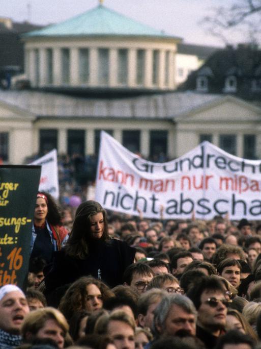 Eine Demo, die sich gegen den sogenannten Asylkompromiss richtet, das heißt, gegen die Neuregelung des Asylrechts im jahr 1993.