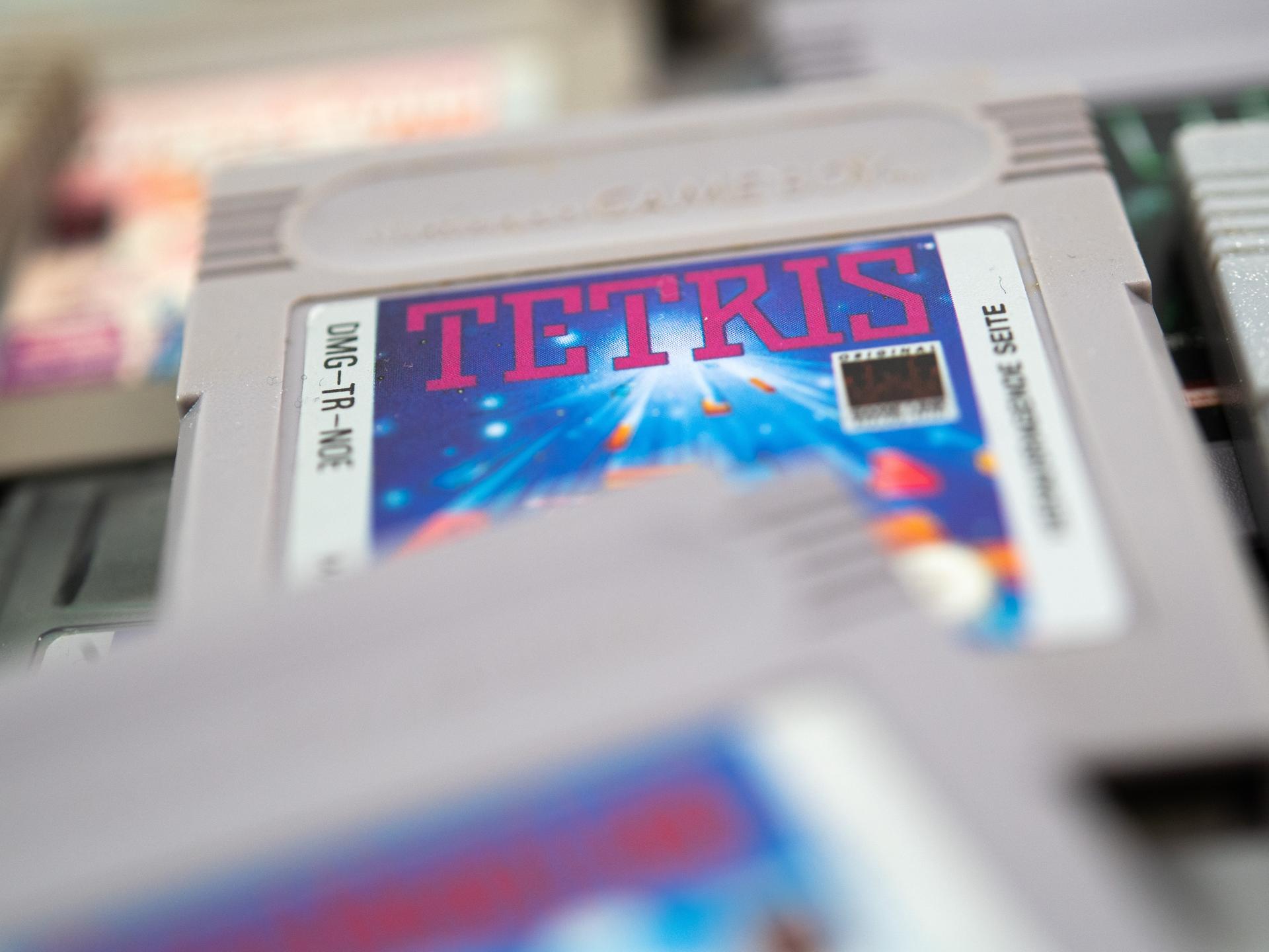 Das Game-Boy-Spiel Tetris liegt zwischen anderen Game-Boy-Spielen (gestellte Szene). 