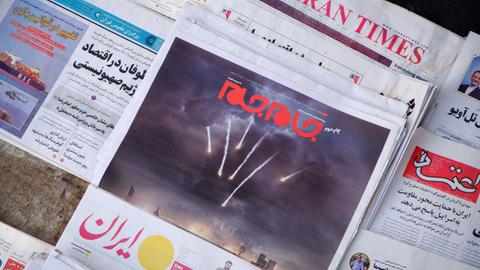 Iran, Teheran: Eine Tageszeitung berichtet auf der Titelseite über Irans ersten direkten Angriff auf Israel.