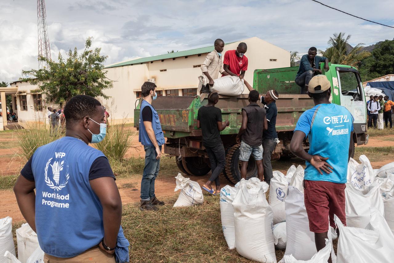 In Mosambik helfen Organisationen wie das Welternährungsprogramm (WFP) bei der Versorgung der vertriebenen Menschen mit Nahrungsmitteln 