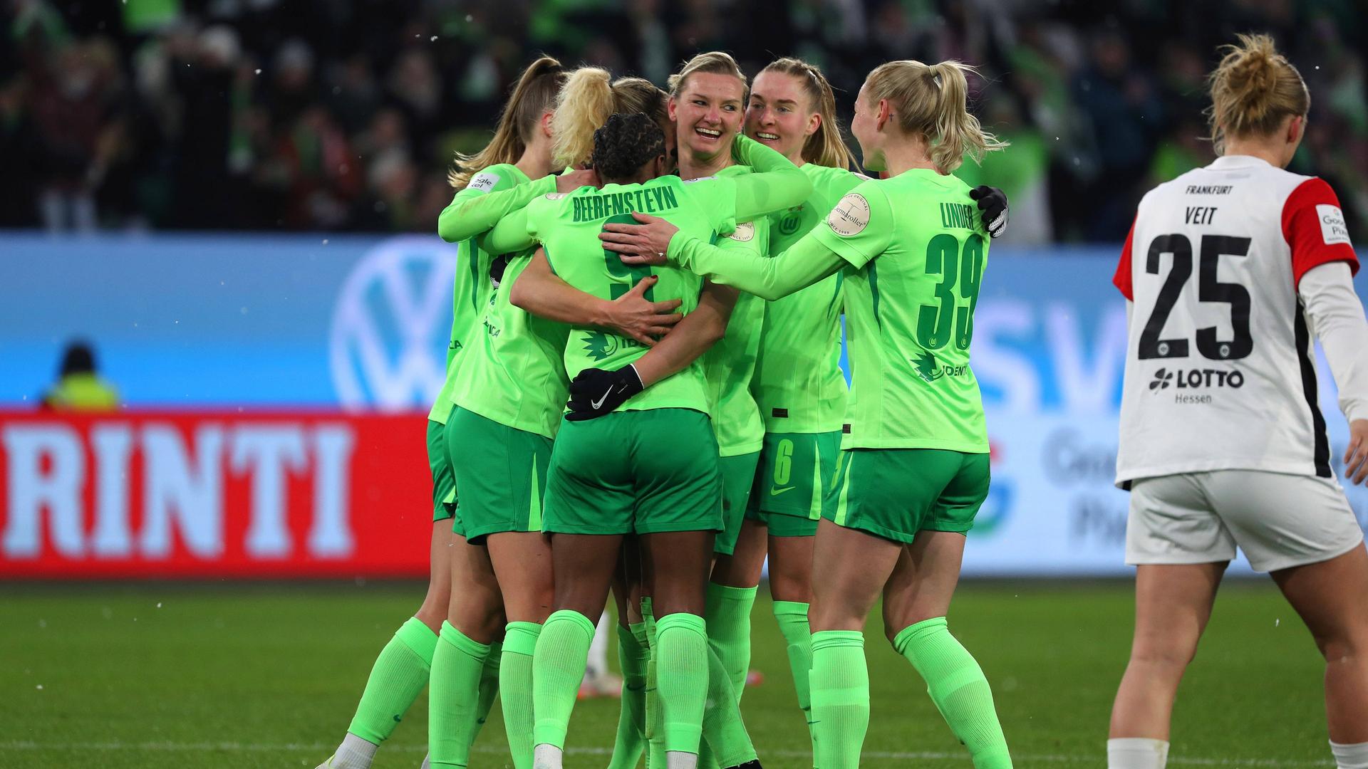 Wolfsburger Spielerinnen bejubeln ein Tor im Bundesliga-Spiel gegen Frankfurt Wolfsburger Spielerinnen bejubeln ein Tor im Bundesliga-Spiel gegen Frankfurt