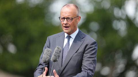 Bundeskanzler Friedrich Merz (CDU) gibt der Klausurtagung des Bundeskabinetts vor dem Schloss Neuhardenberg eine Pressekonferenz. 