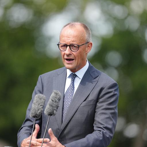 Bundeskanzler Friedrich Merz (CDU) gibt der Klausurtagung des Bundeskabinetts vor dem Schloss Neuhardenberg eine Pressekonferenz. 