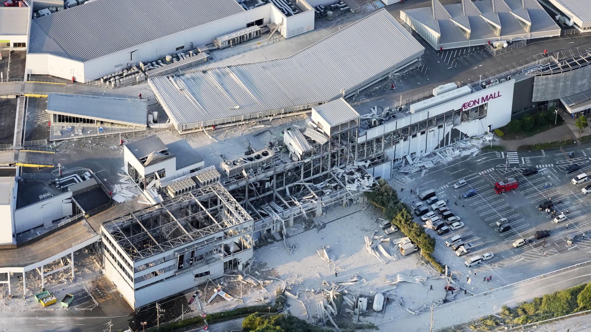 Das Foto aus einem Hubschrauber der Nachrichtenagentur Kyodo News zeigt das teilweise zerstörte Gebäude der Aeon Mall in Kashima in der japanischen Präfektur Kumamoto. 