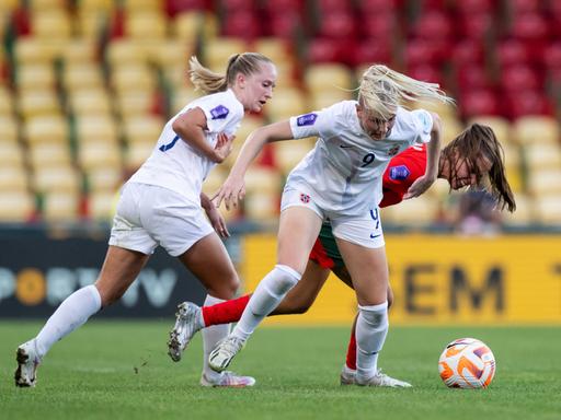 Zweikampf zwischen Norwegens Karina Asevik (weißes Trikot, weiße Hose) und Portugals Tatiana Pinto (rotes Trikot, rote Hose) im Spiel der UEFA Nations League.