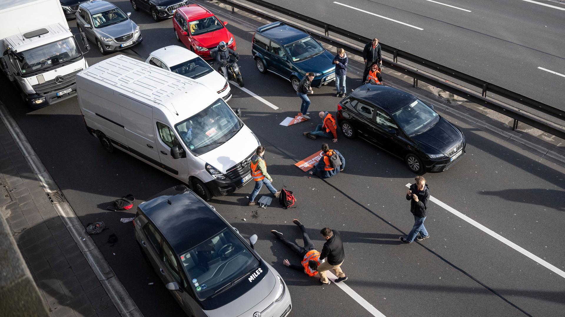 Berlin: Aktivisten der Gruppierung "Letzte Generation" werden von aufgebrachten Autofahrern angegangen. Berlin: Aktivisten der Gruppierung "Letzte Generation" werden von aufgebrachten Autofahrern angegangen.