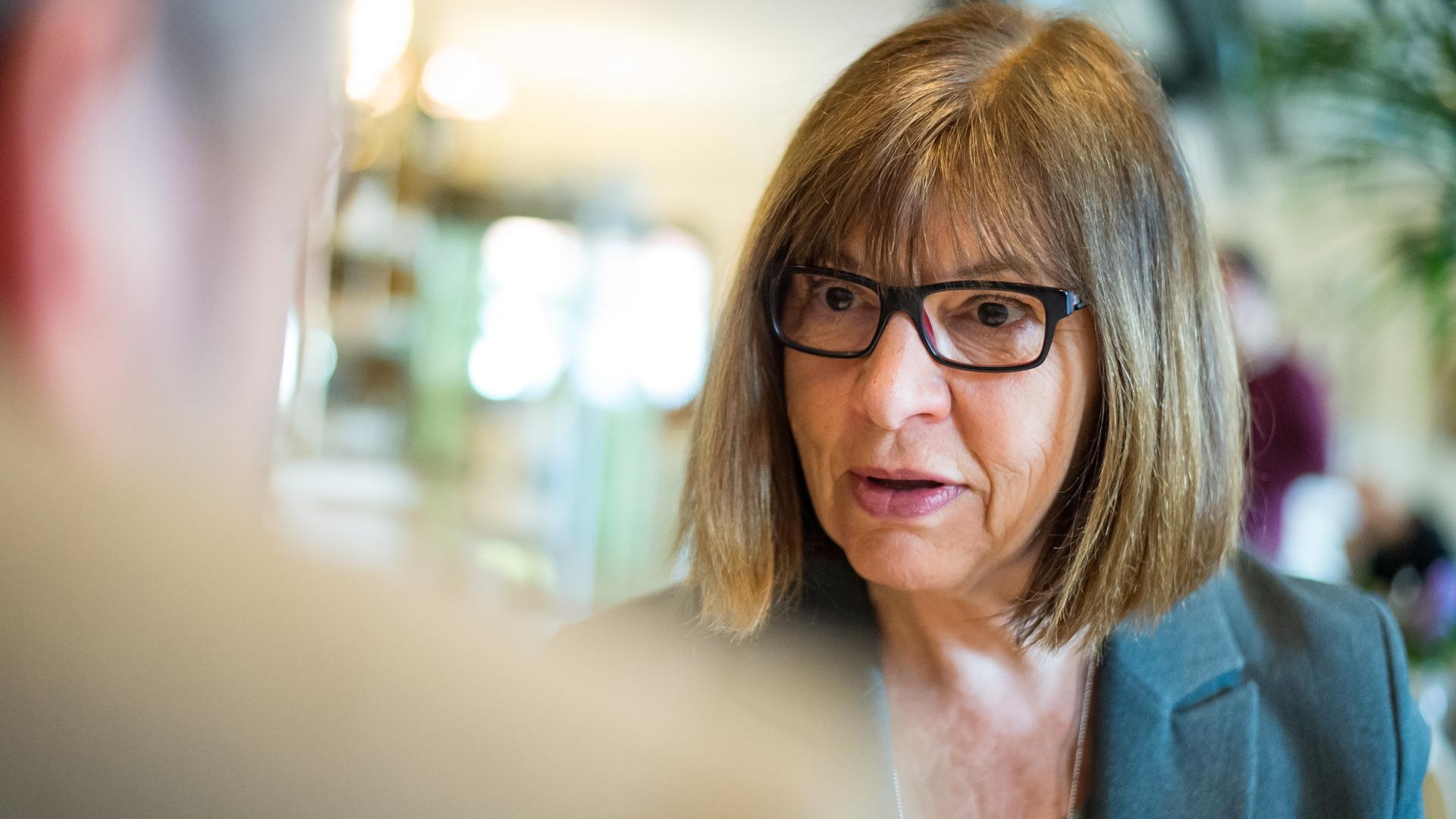 Rebecca Harms beim Sprechen in einer Interviewsituation. Harms saß bis 2019 für die Grünen im EU-Parlament. Rebecca Harms beim Sprechen in einer Interviewsituation. Harms saß bis 2019 für die Grünen im EU-Parlament.