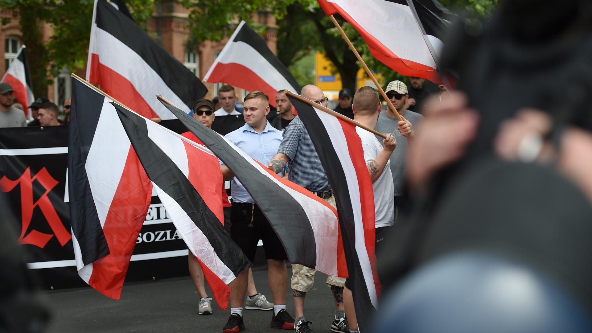 Anhänger der Kleinstpartei "Die Rechte" starten mit Fahnen ihren Demonstrationszug. Rund 10.000 Menschen haben gegen den Aufmarsch der Rechten demonstriert.
