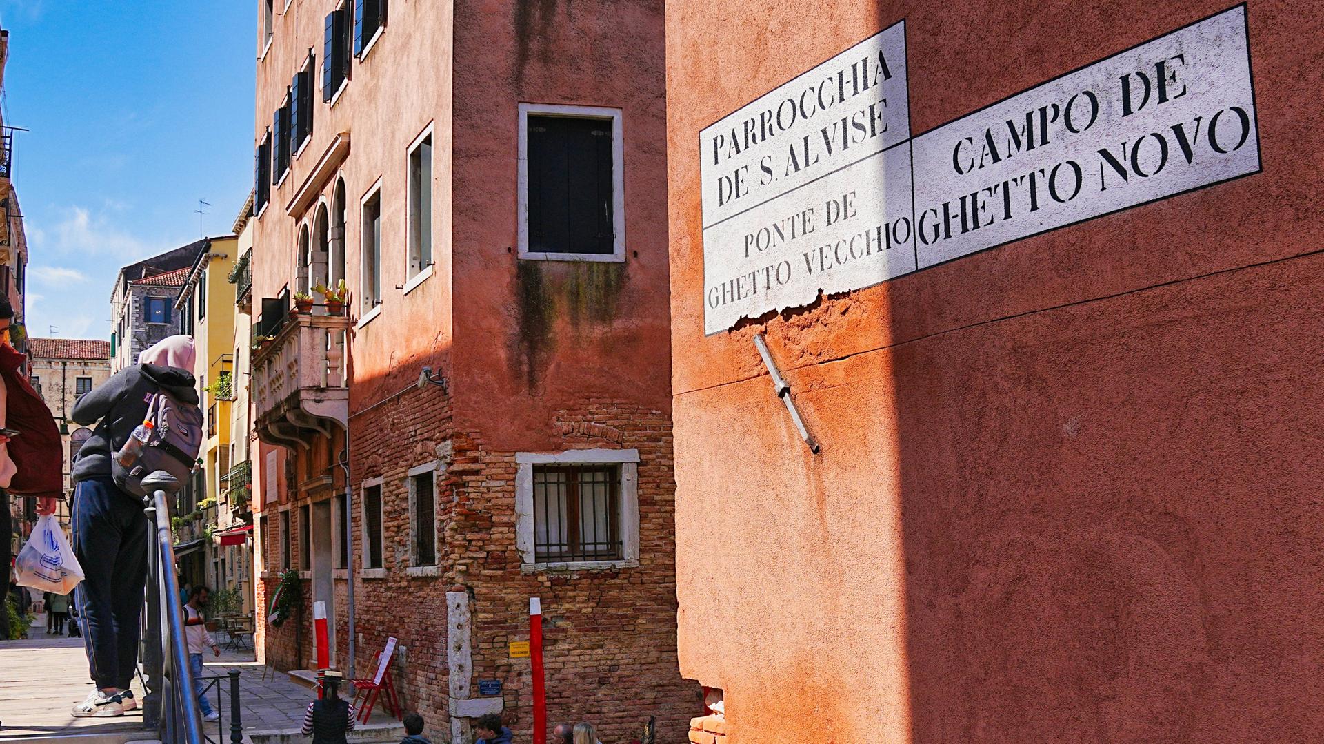 Ghetto Nuovo Venedig / Cannaregio Das Ghetto in Venedig liegt im Stadtteil Cannaregio. Es war seit dem 16. Jahrhundert bis zu seiner Aufhebung 1796 unter Napoleon das abgeschlossene Wohngebiet für die jüdische Bevölkerung in Venedig. Es ist damit Namensgeberin aller Ghettos dieser Epoche. Copyright: xZoonar.com/HGVorndranx 21618871