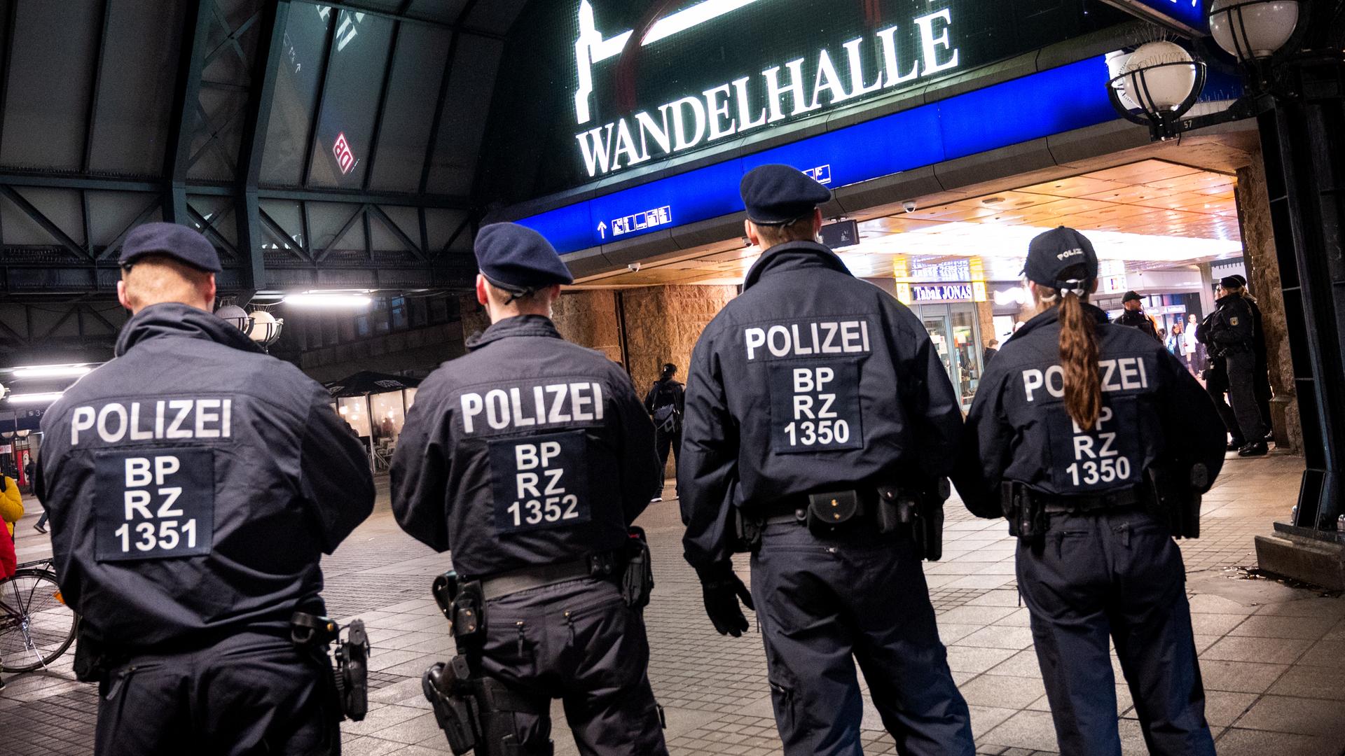 Einsatzkräfte der Bundespolizei stehen vor dem Hamburger Hauptbahnhof zusammen. 