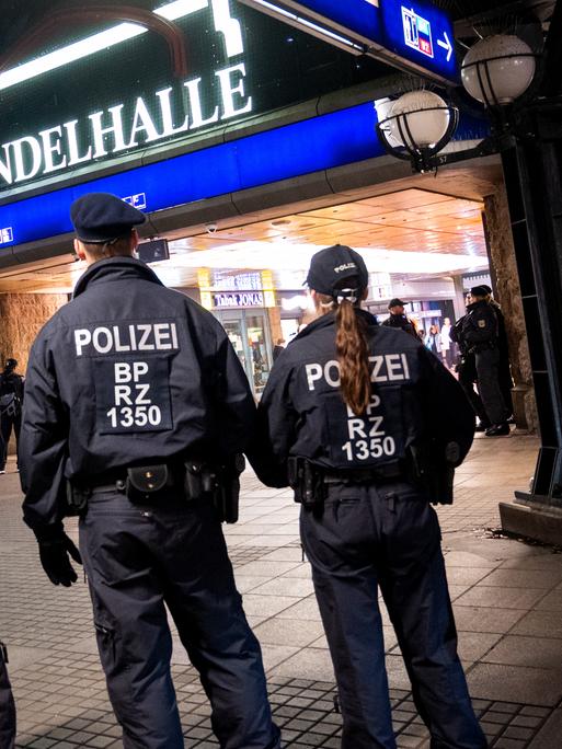 Einsatzkräfte der Bundespolizei stehen vor dem Hamburger Hauptbahnhof zusammen. 