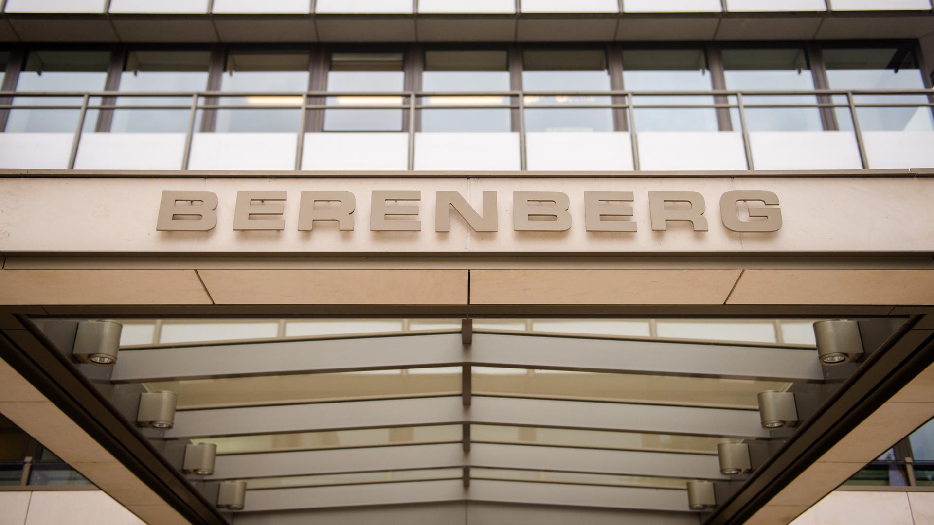 An einem Gebäude ist ein großer, breiter Schriftzug "Berenberg" zu sehen. An einem Gebäude ist ein großer, breiter Schriftzug "Berenberg" zu sehen.