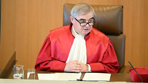 Bundesverfassungsrichter Peter Müller sitzt in Robe hinter dem Richtertisch.