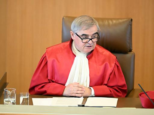 Bundesverfassungsrichter Peter Müller sitzt in Robe hinter dem Richtertisch.