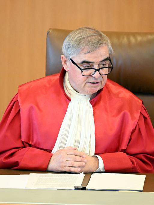 Bundesverfassungsrichter Peter Müller sitzt in Robe hinter dem Richtertisch.