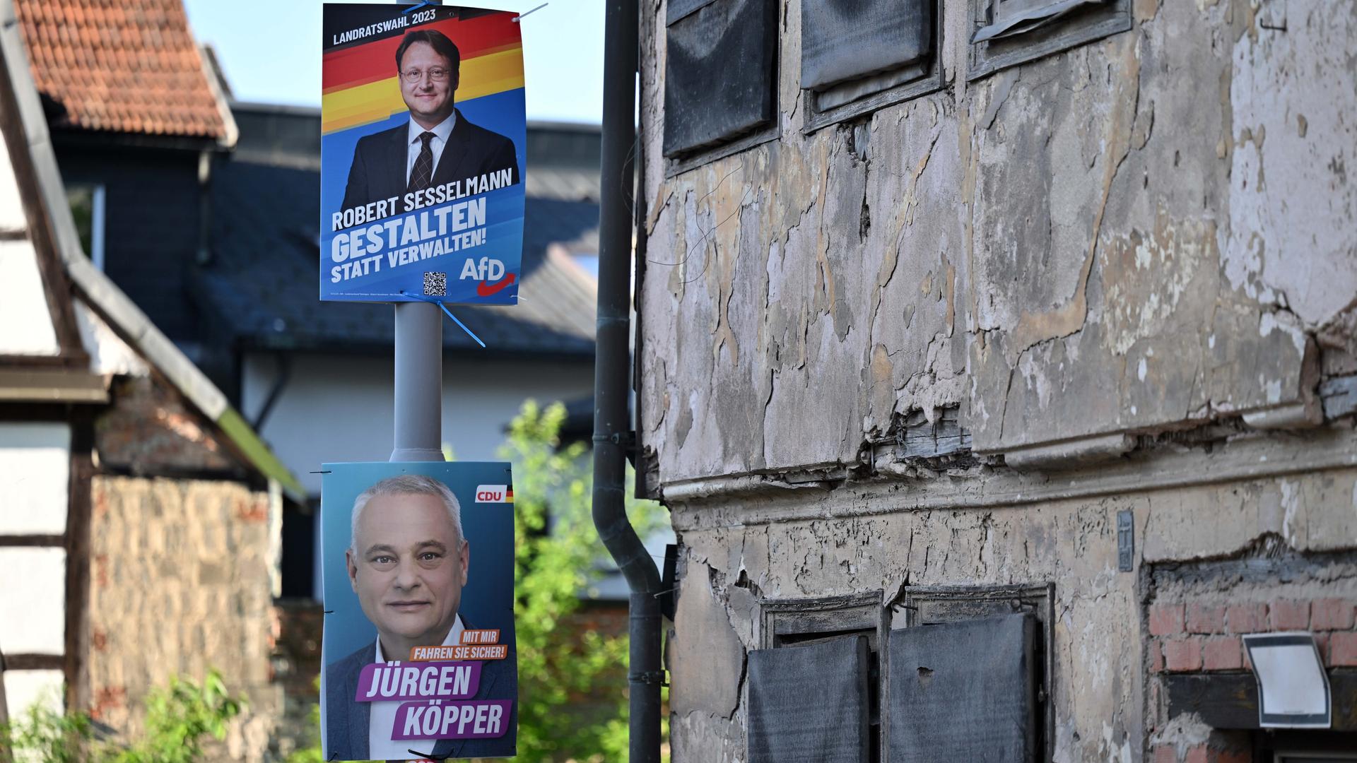 Wahlplakate in der Sonneberger Innenstadt am Tag der Stichwahl des Landrats im Kreis Sonneberg. Der AfD-Landtagsabgeordnete Robert Sesselmann trat in der Stichwahl gegen Jürgen Köpper (CDU) an, 25.06.2023.