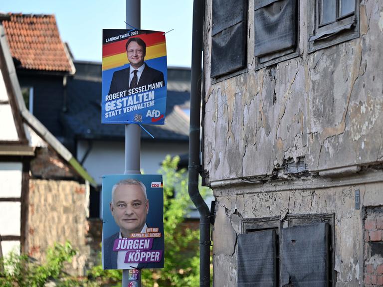 Wahlplakate in der Sonneberger Innenstadt am Tag der Stichwahl des Landrats im Kreis Sonneberg. Der AfD-Landtagsabgeordnete Robert Sesselmann trat in der Stichwahl gegen Jürgen Köpper (CDU) an, 25.06.2023.