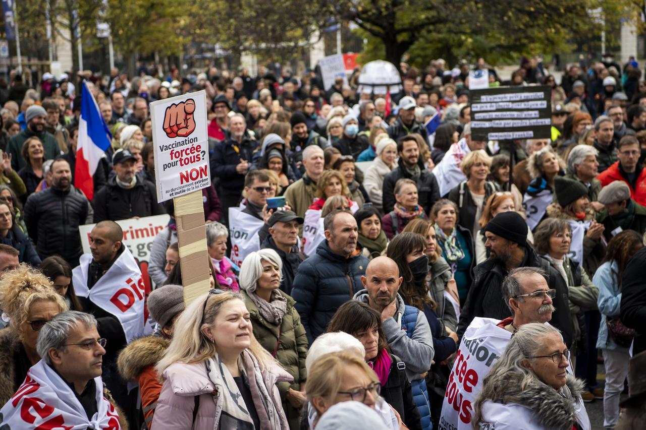 Menschen demonstrieren in Genf in Anwesenheit der «Freiheitstrychler» gegen das Covid-19-Gesetz.