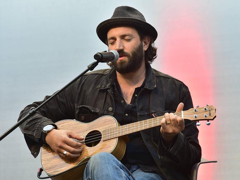 Daniel Kahn spielt auf einer kleinen Gitarre live "My Jewish Soundtrack" im Sommergarten in Berlin am 29.07.2021. 