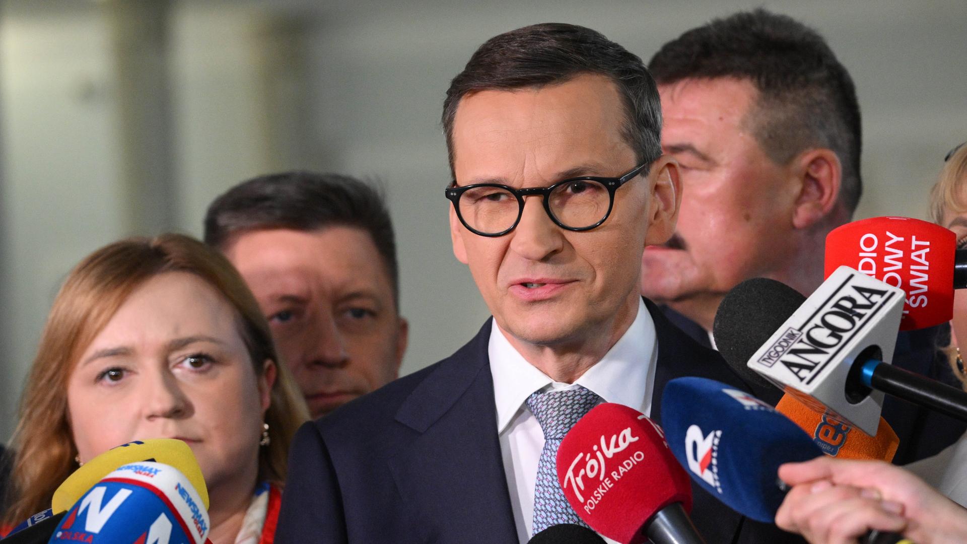 Der polnische Ex-Regierungschef Mateusz Morawiecki spricht während einer Pressekonferenz im polnischen Parlamentsgebäude in Warschau. Der polnische Ex-Regierungschef Mateusz Morawiecki spricht während einer Pressekonferenz im polnischen Parlamentsgebäude in Warschau.