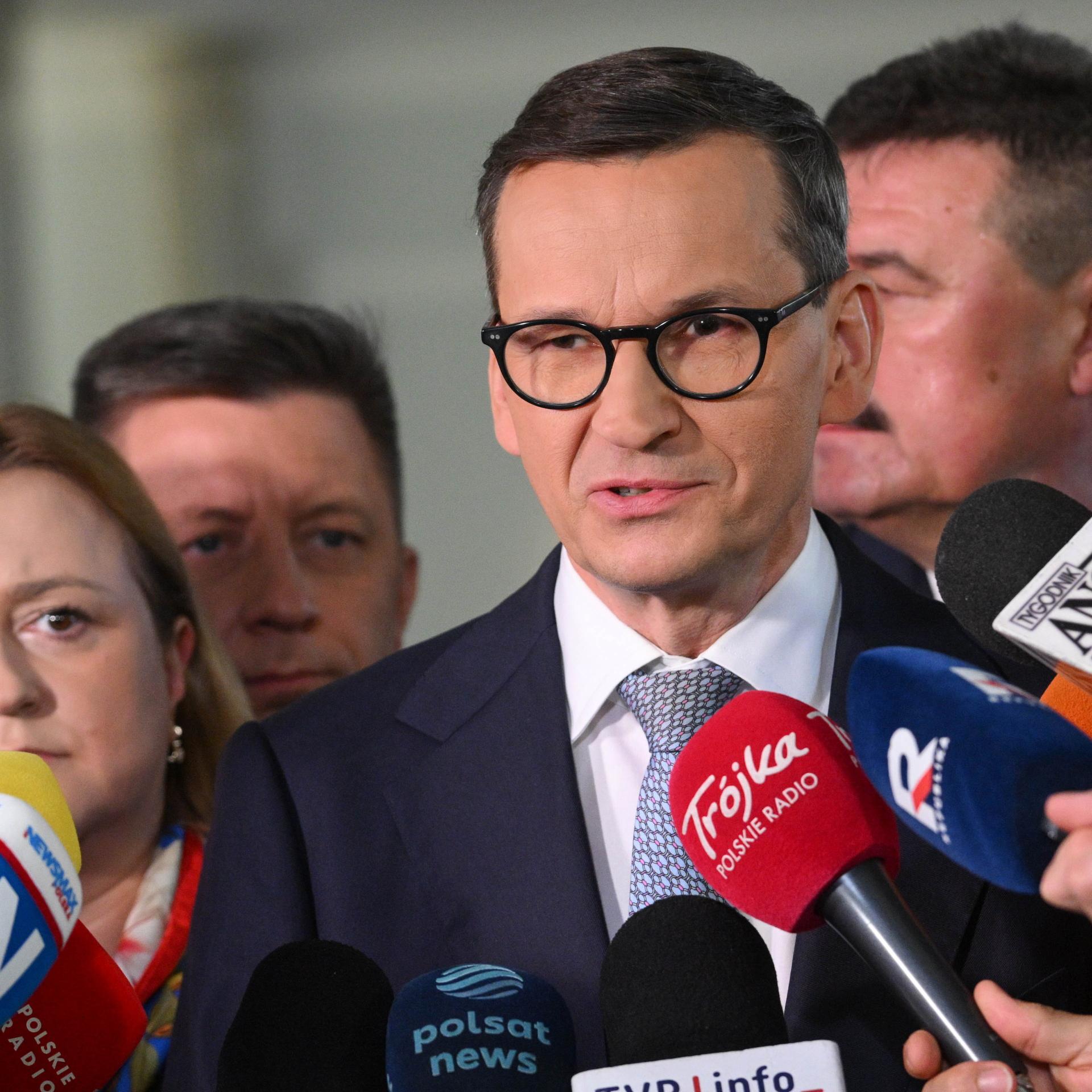 Der polnische Ex-Regierungschef Mateusz Morawiecki spricht während einer Pressekonferenz im polnischen Parlamentsgebäude in Warschau.