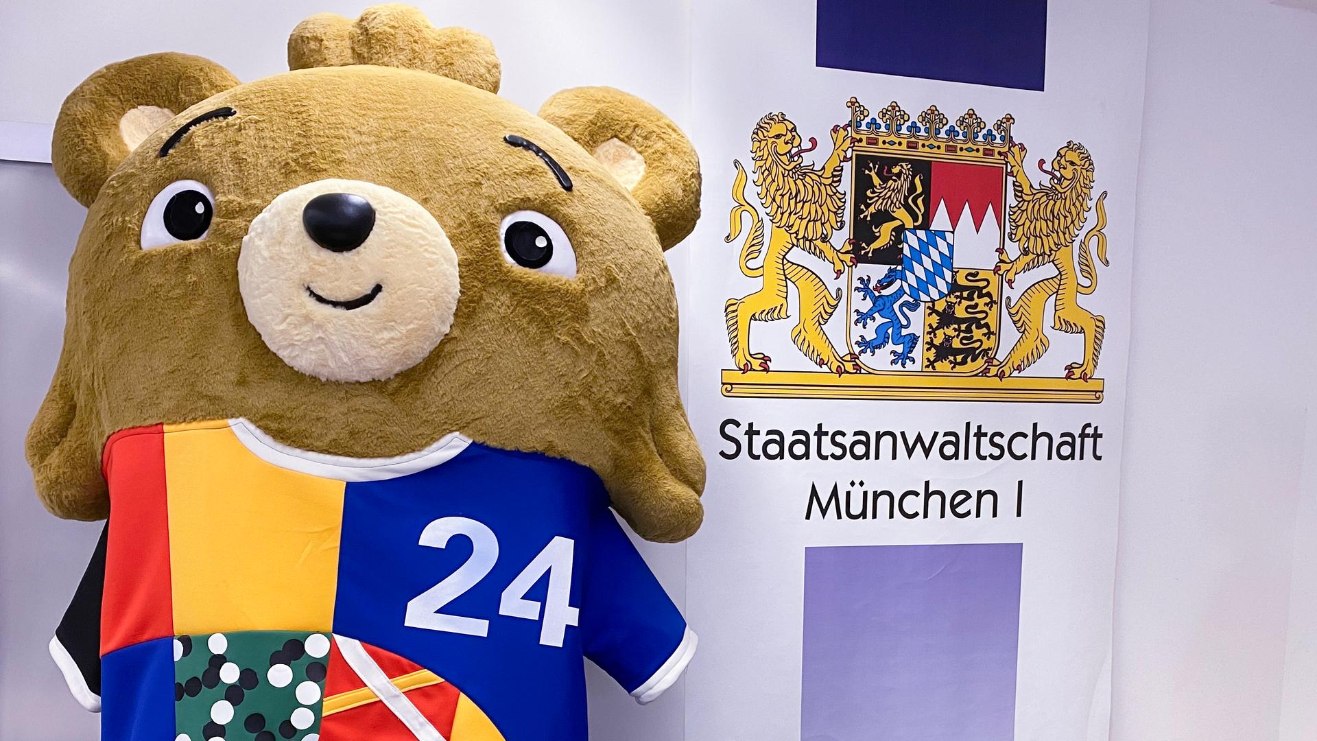Das gefälschte Maskottchen-Kostüm steht in einem Konferenzraum der Staatsanwaltschaft München.