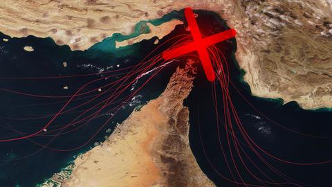 Satellitenansicht der Straße von Hormus mit roten Schifffahrtslinien und einem großen roten X-Zeichen, das eine Blockade, einen maritimen Konflikt oder eine Handelsstörung in dem wichtigen globalen Engpass für Öl symbolisiert.