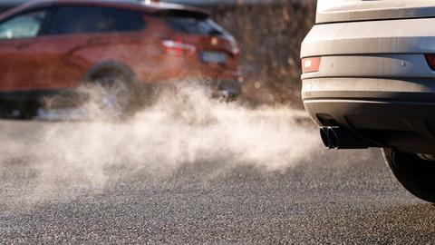 Abgase kommen aus dem Auspuff von einem Fahrzeug.