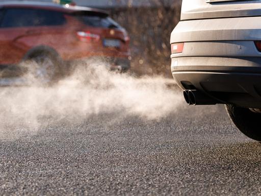 Abgase kommen aus dem Auspuff von einem Fahrzeug. Abgase kommen aus dem Auspuff von einem Fahrzeug.