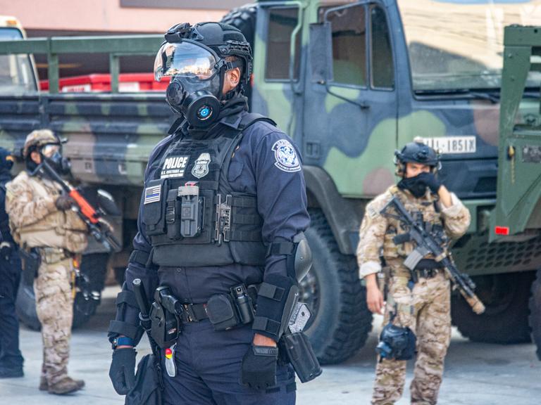 US-Grenzsoldaten und der Nationalgarde in Los Angeles 