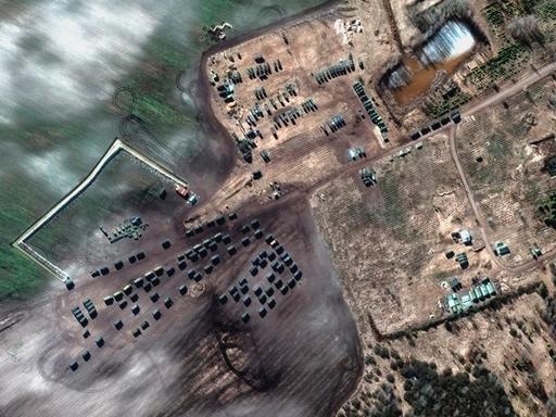 Satellitenaufnahmen der Firma Maxar Technologies, die russische Truppenbewegungen in der Ukraine Anfang März 2022 dokumentieren