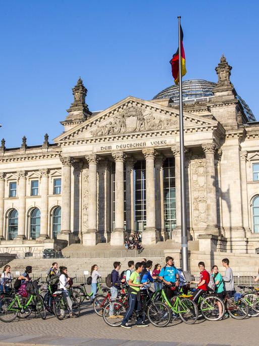 Schulklasse beim Ausflug mit Fahrrädern vor dem Bundestag, Berlin