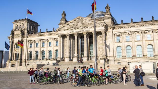 Schulklasse beim Ausflug mit Fahrrädern vor dem Bundestag, Berlin