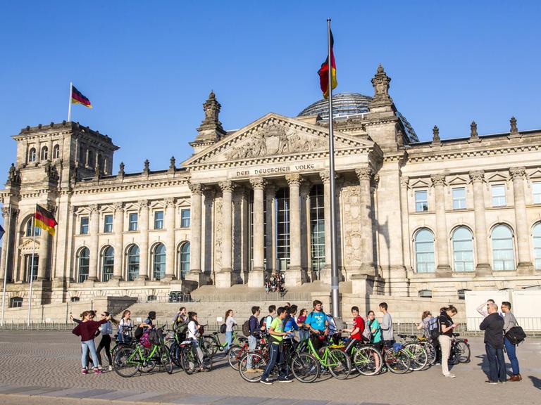 Schulklasse beim Ausflug mit Fahrrädern vor dem Bundestag, Berlin